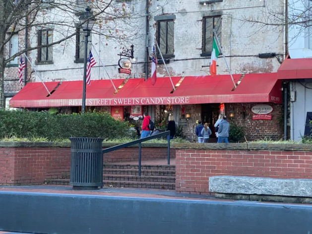 A building with a red awning

Description automatically generated