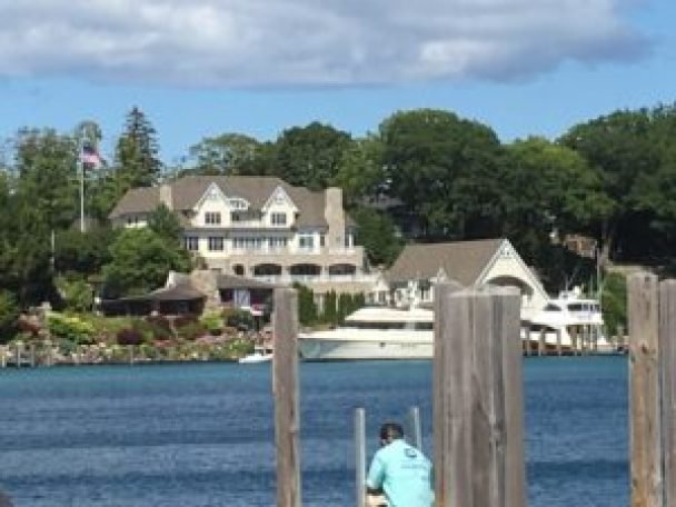 A large house on the water

Description automatically generated