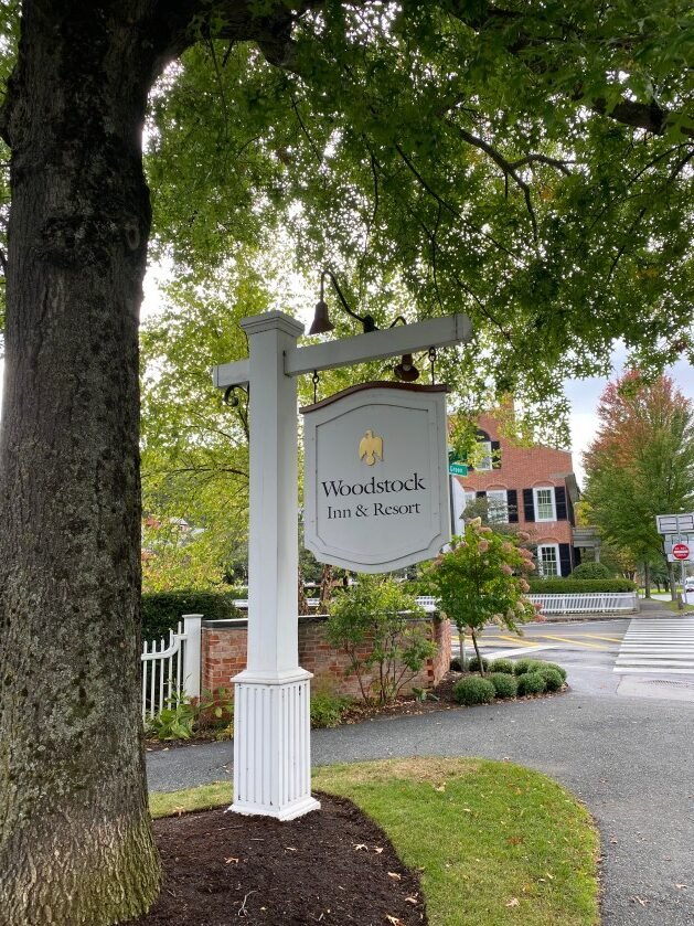 A sign on a post
Description automatically generated